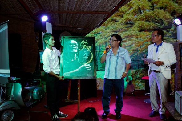 Câu lạc bộ MC tỉnh Đắk Lắk đang đấu giá bức tranh để gây quỹ.