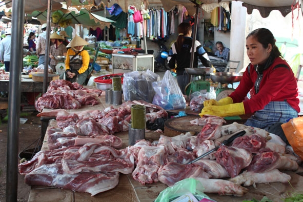 Kinh doanh thịt heo tại chợ huyện Ea H’leo.