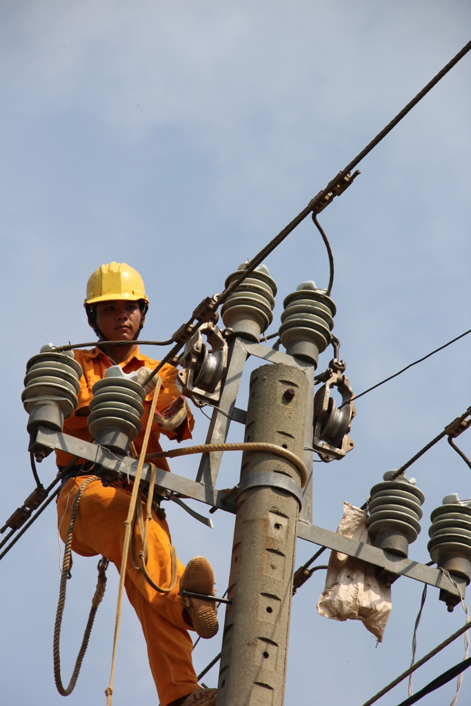 Công nhân Công ty Điện lực Đắk Lắk thi công cải tạo lưới điện
