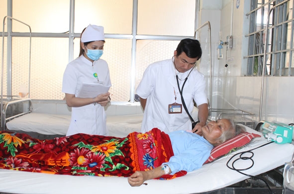 Bác sĩ BVĐK Krông Năng thăm khám cho người bệnh điều trị nội trú.