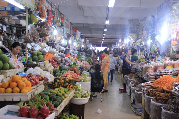 Trái cây nhập ngoại được bày bán phổ biến tại chợ Trung tâm Buôn Ma Thuột.