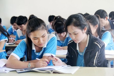 Học sinh Trường THPT Hùynh Thúc Kháng, thị xã Buôn Hồ trao đổi bài môn Ngoại ngữ (Ảnh tư liệu) 