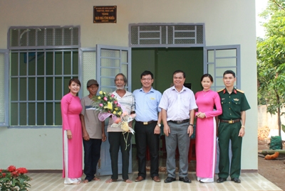 Bí thư Tỉnh ủy Êban Y Phu cùng đại diện Viettel Đắk Lắk trao nhà tình nghĩa cho gia đình ông Y Mlăng Kbuôr. 