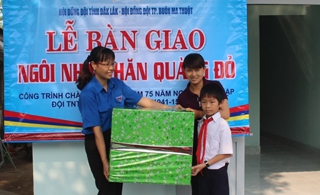 Đại diện Hội đồng Đội tỉnh tặng quà cho em Đoàn Anh Kha