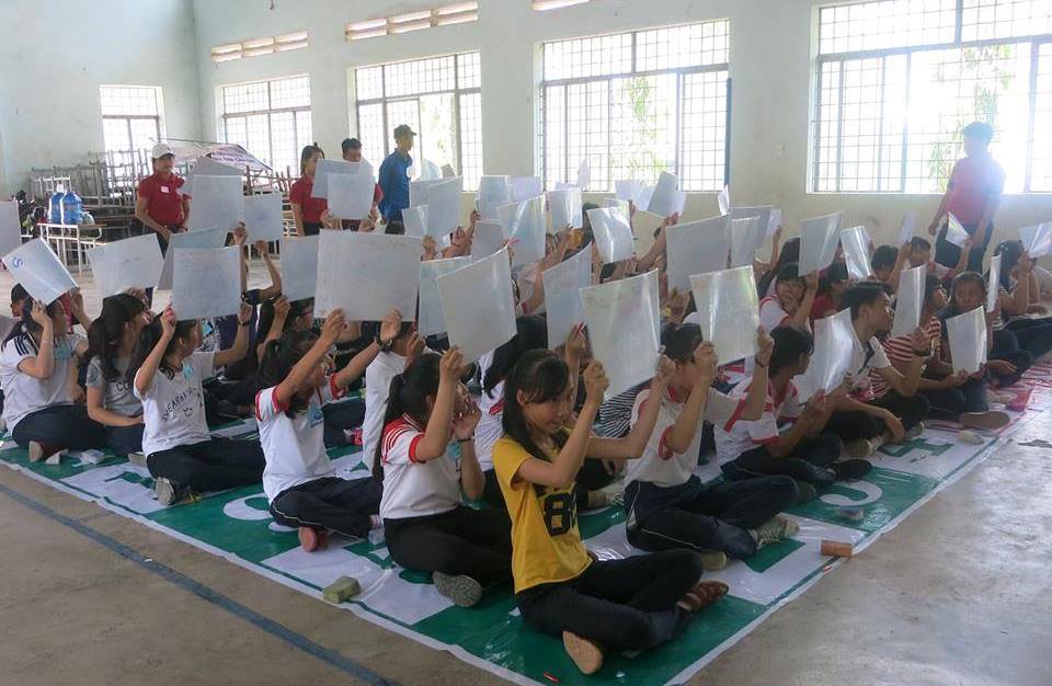 Các em học sinh tham gia phần thi Rung chuông vàng