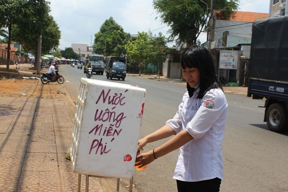 Em Võ Thị Yến Nhi, học sinh Trường THPT Trưng Vương ghé vào uống nước trên đường đi học về.