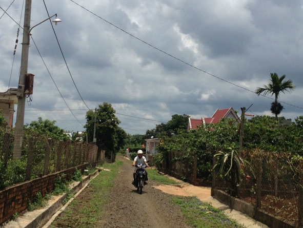 Điện chiếu sáng đã được kéo về các tuyến đường ở thôn An Phú.