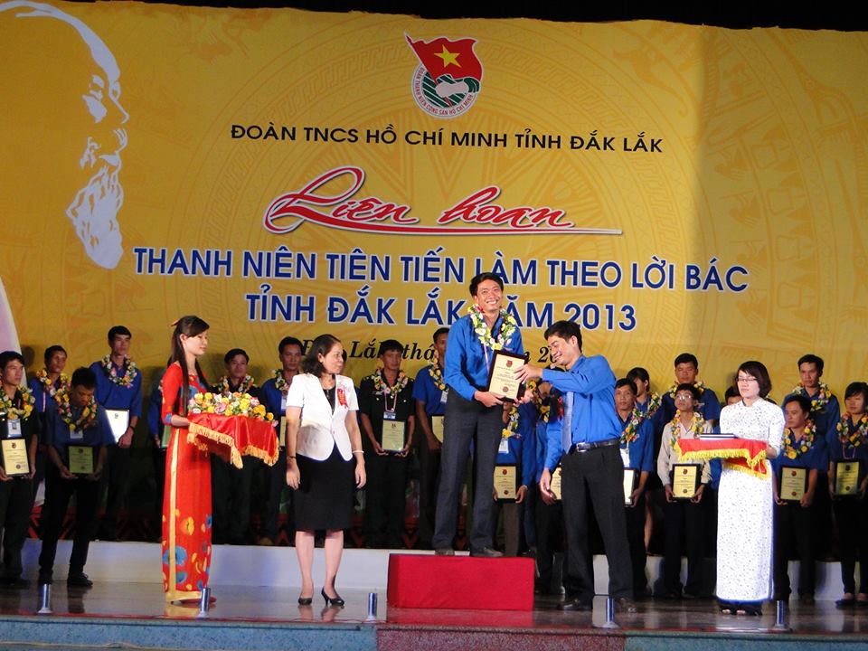 Anh Hoàng Văn Thịnh được tuyên dương Thanh niên tiên tiến làm theo lời Bác năm 2013.