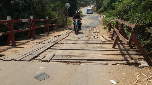 Hiện trạng xuống cấp của cây cầu đoạn cuối đường Hùng Vương  (TP. Buôn Ma Thuột).