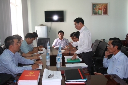 Đoàn kiểm tra của Sở GD-ĐT làm việc với lãnh đạo Trường THPT Lắk.