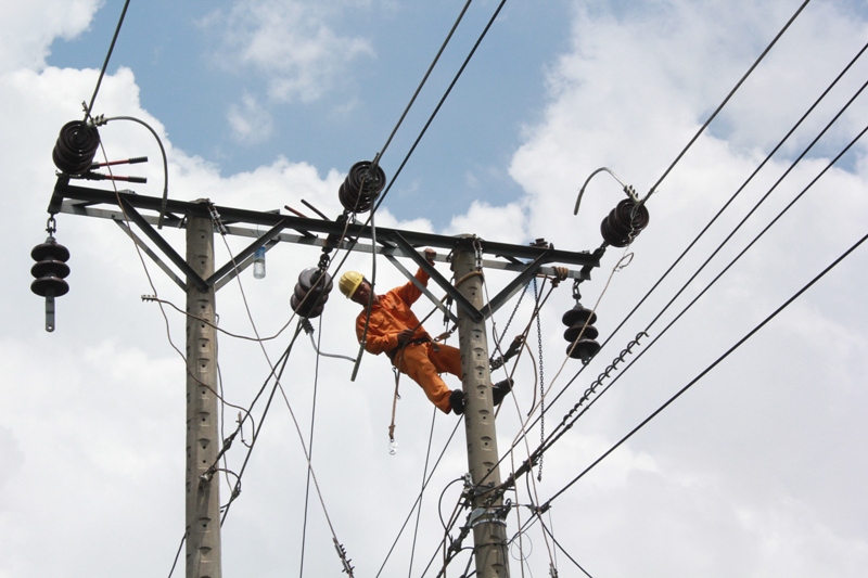 Công nhân Công ty điện lực Đắk Lắk thi công cải tạo lưới điện trên địa bàn huyện Ea H'leo