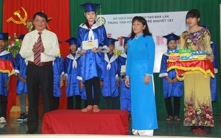 Lãnh đạo Trung tâm trao Giấy chứng nhận hoàn thành chương trình tiểu học cho học sinh.