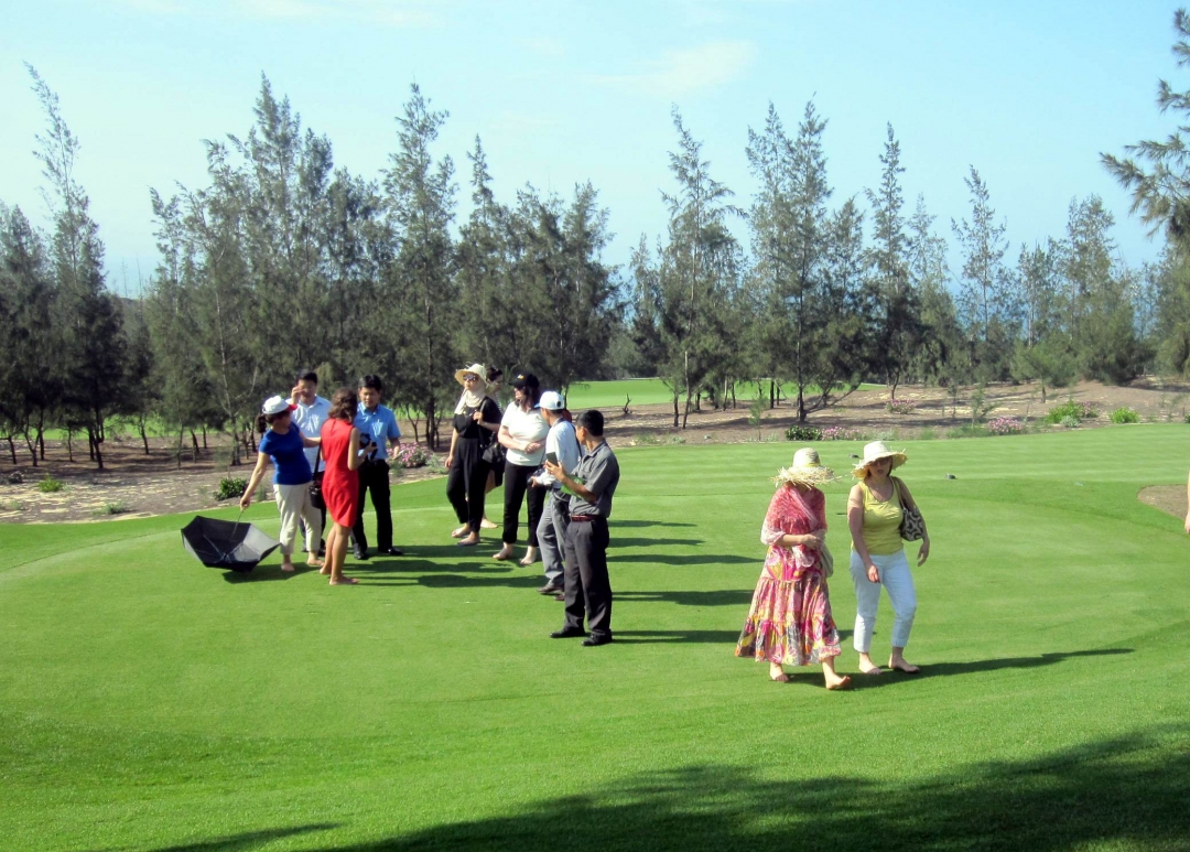 Đoàn doanh nghiệp du lịch Nga tham quan FLC Quy Nhơn Golf Links.