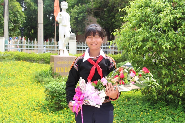 Em H’ Noát Bkrông, học sinh lớp 9a, Trường THCS Y Jút, (xã Ea Hồ, huyện Krông Năng) là chỉ huy đội giỏi, có thành tích học tập tốt nhiều năm liền.
