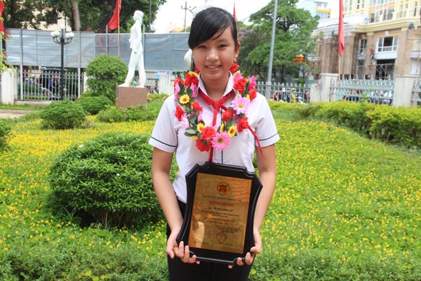 Em Võ Thị Diệu Ly, lớp 9a1, Trường THCS Nguyễn Trãi (xã Ea Na, huyện Krông Ana) là chủ nhân của 2 sản phẩm khoa học được tham dự Hội thi “Sáng tạo trẻ” cấp tỉnh.