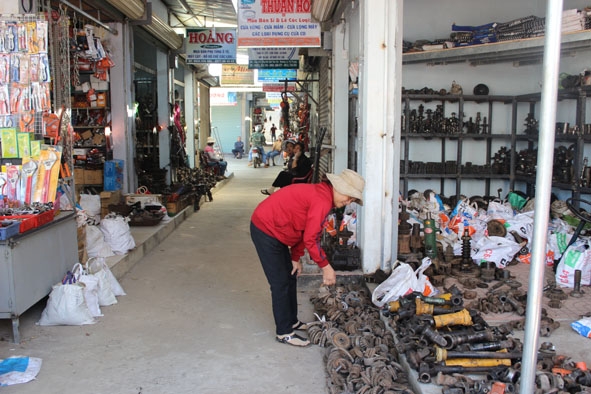 Khách chọn mua đồ cũ tại chợ sắt Tân An.
