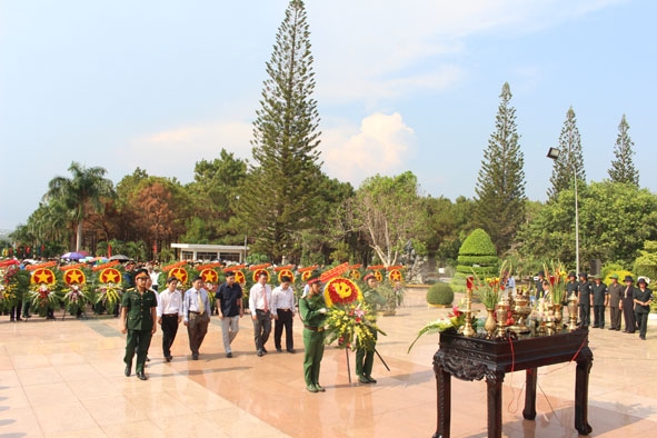Lễ viếng, truy điệu và an táng hài cốt liệt sỹ quân tình nguyện và chuyên gia Việt Nam hy sinh tại Campuchia.