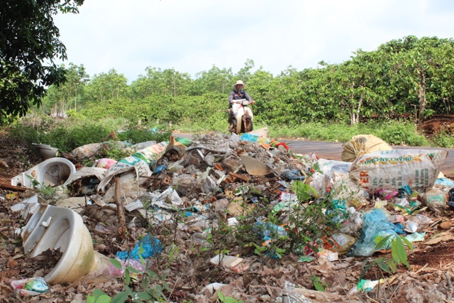 Bãi rác thải tự phát gần khu vực Nhà máy chế biến mủ cao su Ea H’leo trên tuyến đường từ thị trấn Ea Đrăng đi xã Ea Khăl.