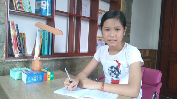 Hương Giang trong giờ tự học bài ở nhà.
