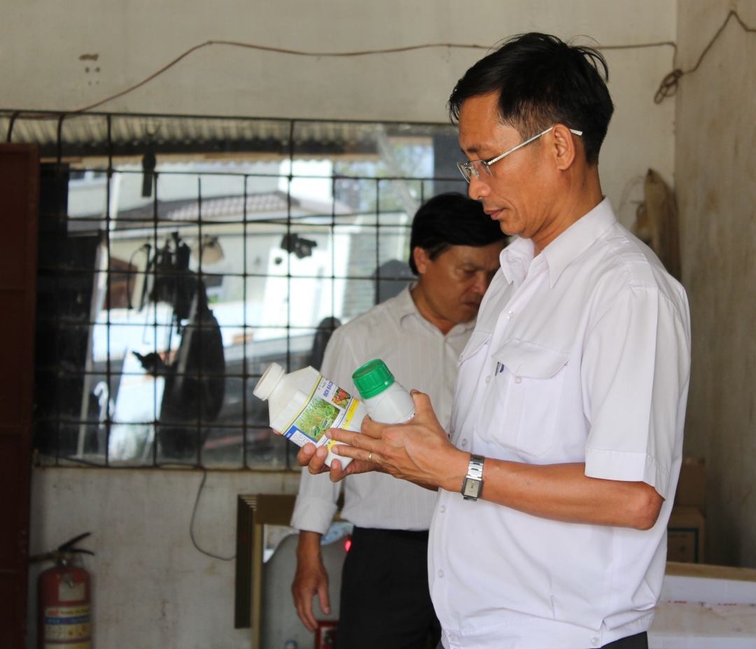 Cán bộ Chi cục Trồng trọt và Bảo vệ thực vật kiểm tra thuốc bảo vệ thực vật tại một cơ sở kinh doanh ở huyện M'Đrắk
