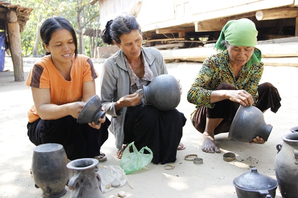 Nghệ nhân làm gốm tại buôn Dơng Bắk, xã Yang Tao, huyện Lắk. 
