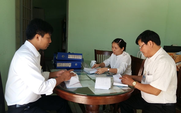 Cán bộ thuế đang kiểm tra hóa đơn, chứng từ tại một DN kinh doanh xăng, dầu tại huyện Krông Pắk