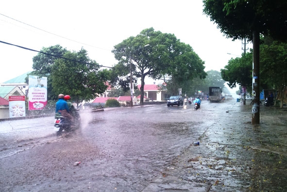 Một số tuyến phố của Buôn Ma Thuột bị ngập nước khi mưa lớn.