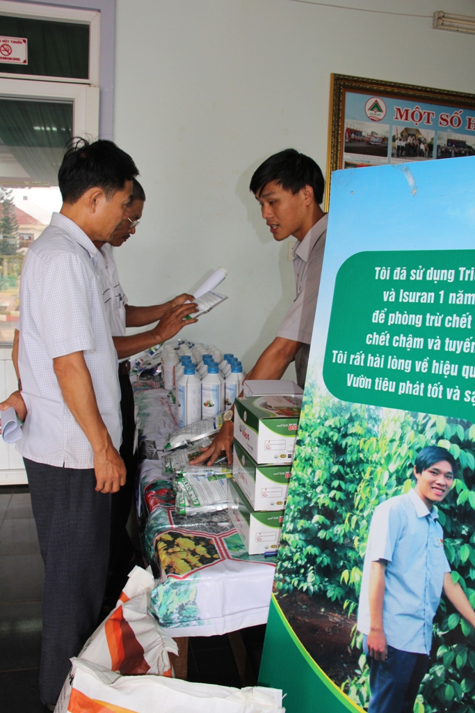 Nông dân huyện Ea H'leo tìm hiểu một số loại thuốc bảo vệ thực vật được giới thiệu tại lễ phát động