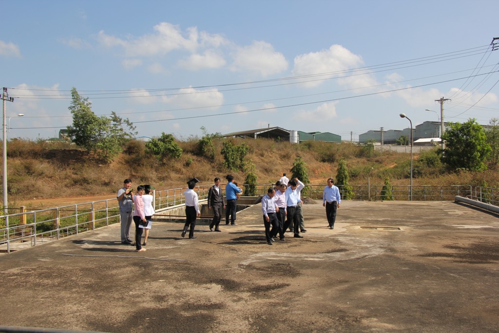 Cán bộ các sở, ngành kiểm tra hạ tầng trong Khu công nghiệp Hòa Phú