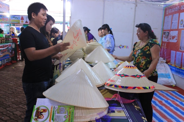 Người tiêu dùng tham quan gian hàng sản phẩm làng nghề của HTX sản xuất nón lá Mỹ Trạch (tỉnh Quảng Bình).