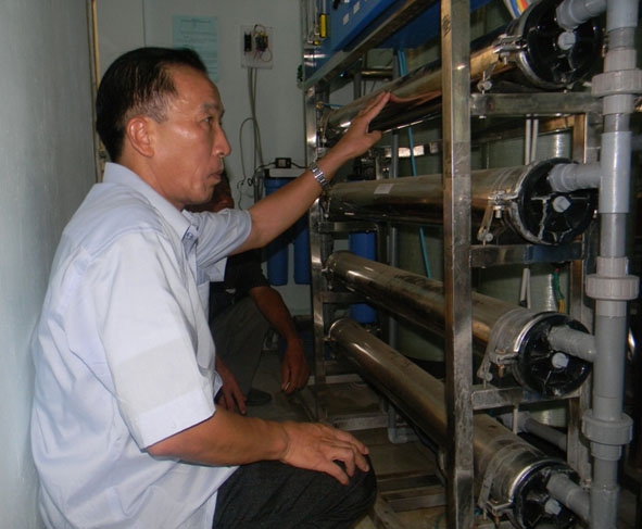 Linh mục Nguyễn Văn Thái giới thiệu quy trình xử lý nước sạch.