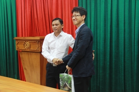 Phó Chủ tịch UBND tỉnh Nguyễn Tuấn Hà tặng quà lưu niệm 