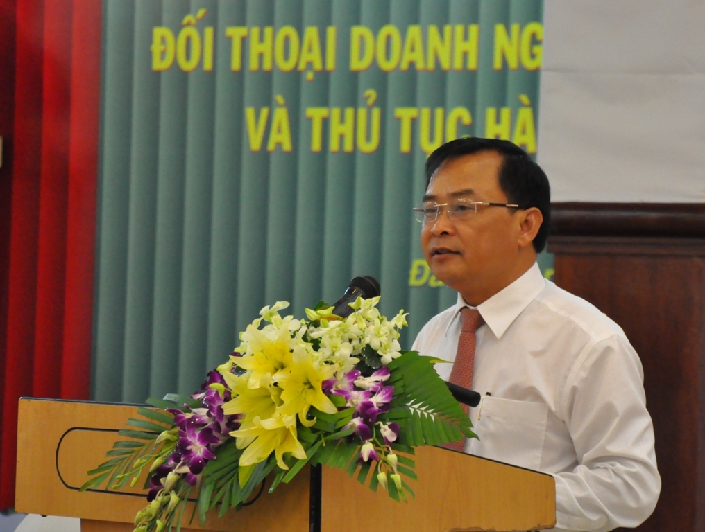 Phó Cục trưởng Cục Thuế tỉnh Bùi Văn Chuẩn trả lời các kiến nghị của DN