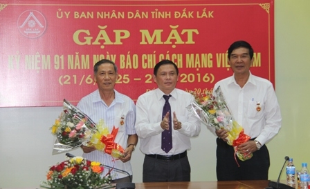 Hội Nhà báo Việt Nam tặng Kỷ niệm chương Vì sự nghiệp báo chí cho hai đồng chí nguyên lãnh đạo tỉnh.