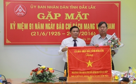  Đài Truyền thanh huyện Ea Súp vinh dự nhận Cờ đơn vị dẫn đầu phong trào thi đua của UBND tỉnh.