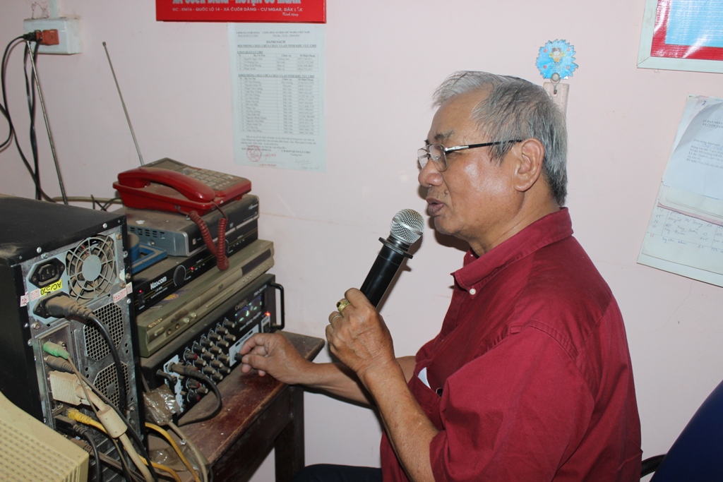 Ông Nguyễn Ngọc Anh trong một buổi đọc tin tức trên hệ thống loa truyền thanh.