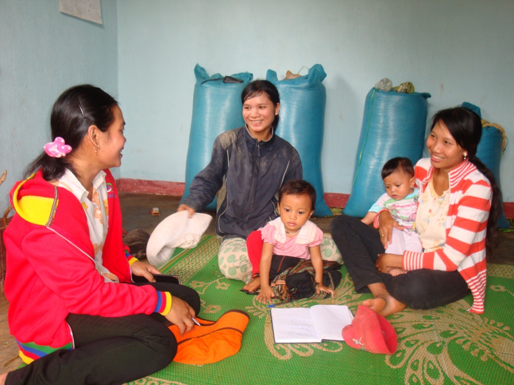Cộng tác  viên dân số xã Đắk Phơi đang tư vấn về kế hoạch hóa  gia đình  cho  chị em.