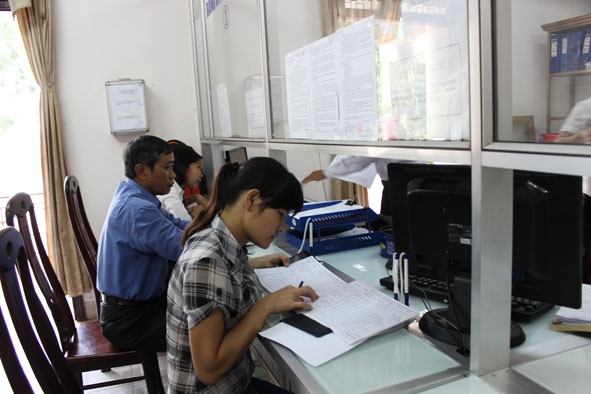 Người dân đăng ký kinh doanh tại phòng “một cửa” Sở KH-ĐT.  Ảnh minh họa