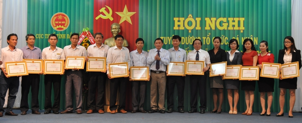 Phó Chủ tịch UBND tỉnh Nguyễn Tuấn Hà tặng Giấy khen của Tổng Cục thuế cho các tổ chức, cá nhân 
