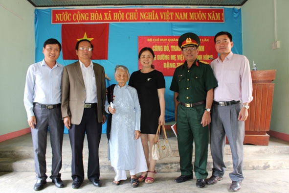 Đại diện các cơ quan, đơn vị đến thăm hỏi Mẹ Việt Nam Anh hùng Đặng Thị Lịch.