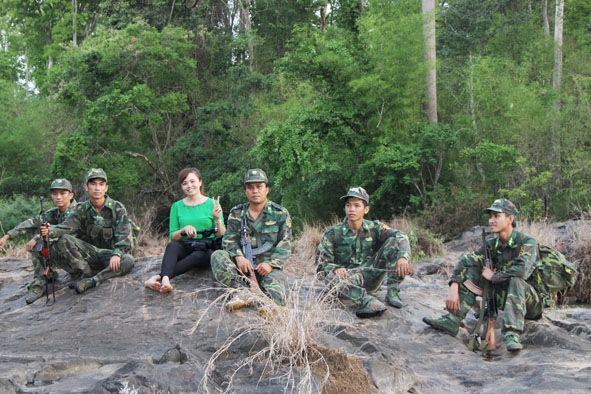 Phóng viên nữ  chụp hình  lưu niệm  với các  chiến sĩ  nơi biên giới.