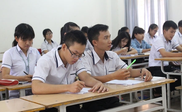 Học sinh lớp 12 Trường THPT Thực hành Cao Nguyên ôn tập chuẩn bị  cho kỳ thi tốt nghiệp THPT quốc gia năm 2016.  