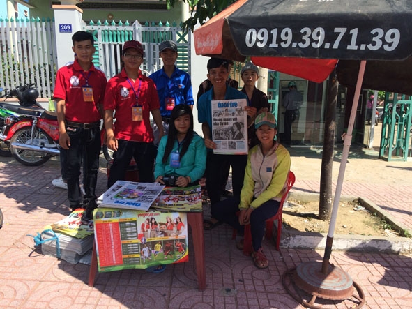 Quầy báo gây quỹ của các bạn đoàn viên thanh niên ở  thị trấn Krông Kmar.