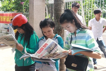 Nhiều TS tại điểm thi Cao đẳng Sư phạm Đắk Lắk xem đáp án các môn thi khác trên báo Tuổi trẻ.