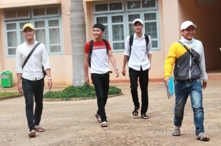Nhiều thsi sinh tại điểm thi THPT Việt Đức  hoàn thành bài thi môn Địa lý sớm.