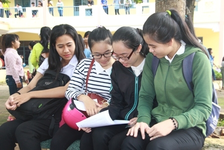 Học sinh Trường THPT Buôn Ma Thuột trao đổi thông tin tuyển sinh đại học, cao đẳng năm 2016.