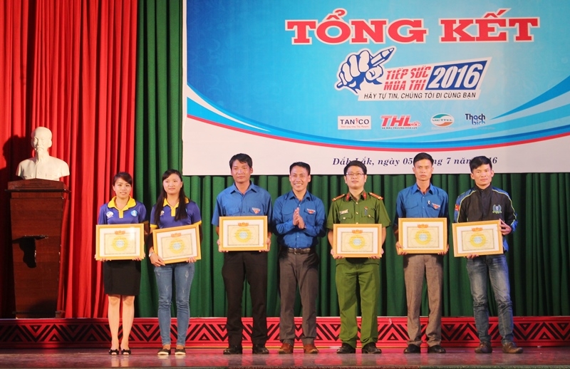 Các tập thể có thành tích xuất sắc nhận Giấy khen của Hội Sinh viên Việt nam tỉnh
