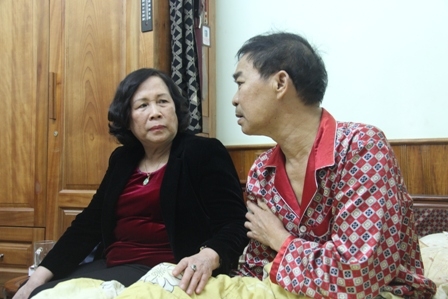 Bộ trưởng Bộ Lao động Thương binh & Xã hội Phạm Thị Hải Chuyền thăm hỏi bệnh binh ở  thành phố Buôn Ma Thuột. Ảnh tư liệu