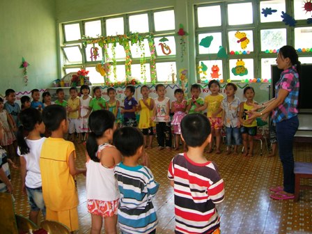 Hướng dẫn trẻ rửa tay đúng cách tại trường Mầm non thị trấn Buôn Trấp (huyện Krông Ana)
