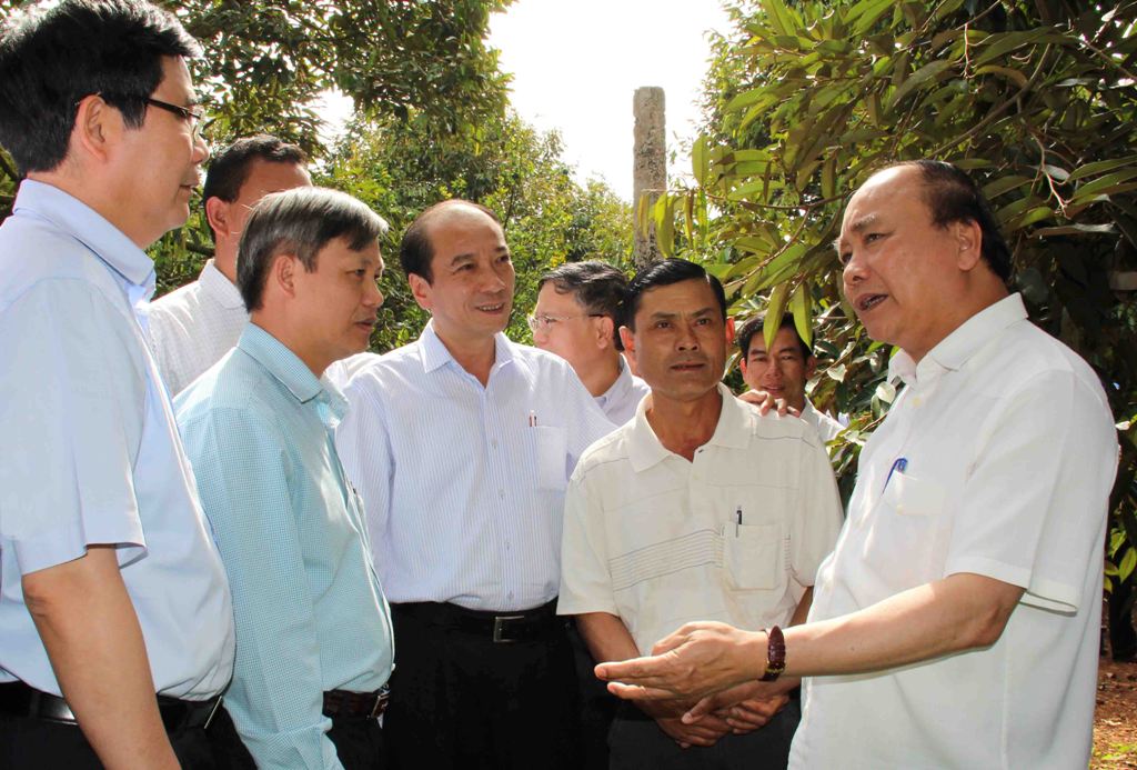 Mô hình kinh tế của gia đình anh Võ Tiến Dũng vinh dự được Thủ tướng Nguyễn Xuân Phúc (bìa phải) đến thăm  vào tháng 6-2016.